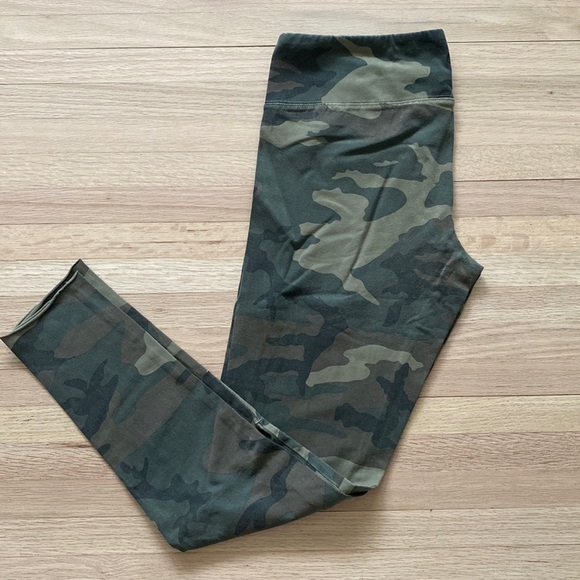 Guc Aritzia Tna Camo Leggings 